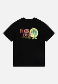 Čierne bavlnené tričko s farebnou grafikou na chrbte, na ktorej je text "HOOK YOU UP!" a karikatúrna ryba, ktorá drží rybársky prút.