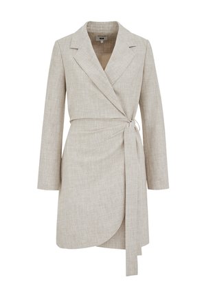 Rochie tip petrecută bej, realizată dintr-un material texturat, cu guler în formă de decupaj, mâneci lungi și o centură cu fundă, având tiv asimetric.