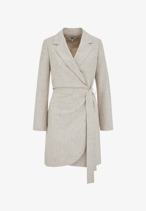 Bež previjana obleka iz teksturirane tkanine z zarezanim ovratnikom, dolgimi rokavi in pasom za vezanje, z asimetričnim robom.