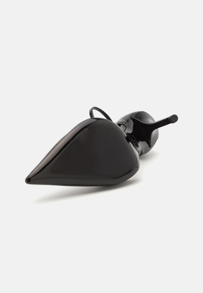 Cizmă de piele patenta neagră cu toc stiletto și vârf ascuțit, având un finisaj elegant, lucios și un toc subțire, conic.