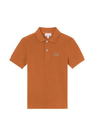 Polo en coton orange avec un col structuré, deux boutons et un petit logo crocodile vert sur la poitrine gauche. Manches courtes.