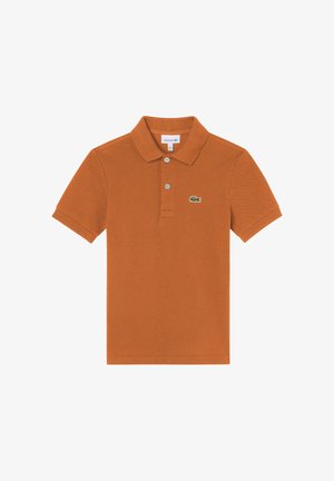 Polo en coton orange avec un col structuré, deux boutons et un petit logo crocodile vert sur la poitrine gauche. Manches courtes.