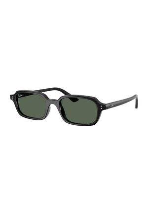 Gafas de sol Ray-Ban rectangulares negras con lentes verde oscuro y logotipo blanco en las patillas, vista en ángulo sobre fondo blanco.