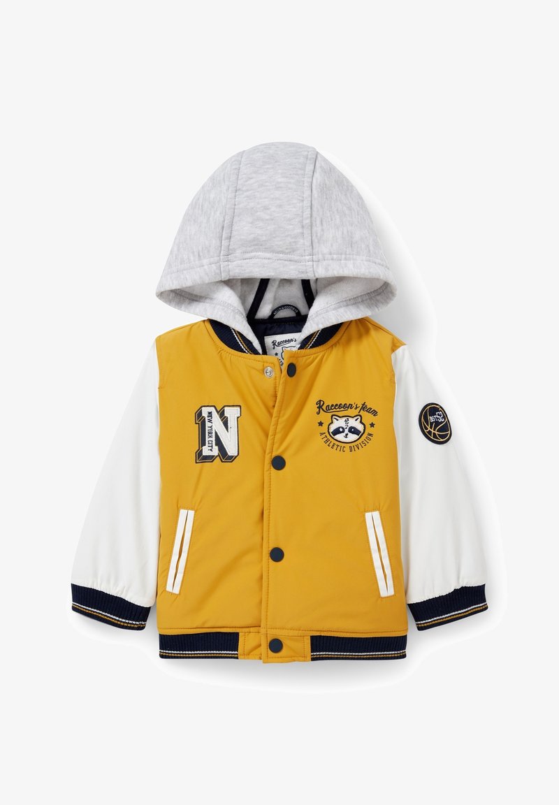Żółta i biała kurtka z szarym kapturem, wyposażona w naszywkę z logo, haftowane wzory, guziki zatrzaskowe oraz ściągacze przy mankietach.