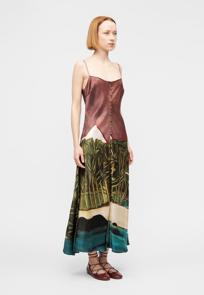 Φόρεμα από σατέν με μπορντό τοπ με κουμπιά, που καταλήγει σε ζωγραφισμένο τροπικό τοπίο σε πράσινες και μπλε αποχρώσεις, με λεπτές τιράντες.