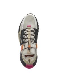 Zapatilla deportiva beige y negra con parte superior de malla, cordones estampados, acentos en naranja y rosa, y suela gruesa vista desde arriba sobre fondo blanco.