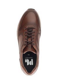 Bruine leren sneaker met een ronde neus, vetersluiting, textuuraccenten en een merk-inlegzool. Geschikt voor casual gebruik.