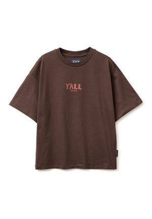 Braunes T-Shirt mit kurzen Ärmeln und Rundhalsausschnitt, oversized Passform, mit dem Text "Y'ALL JEANS WEST" in verblasstem Rosa auf der Brust gedruckt.