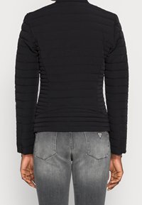 Guess Overgangsjakke - black