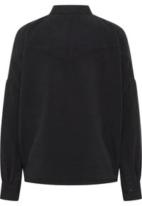 Camisa negra de manga larga con cuello extendido, puños con botones y diseño de canesú. Textura suave con un corte relajado y sin patrones visibles.