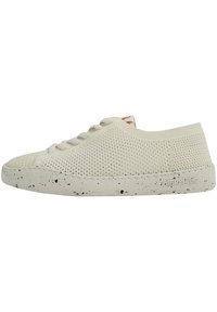 Beige gestrickte Sneaker mit perforiertem Stoff, flachen Schnürsenkeln und gesprenkelter Gummisohle. Abgerundete Spitze und dezente Markenlogo seitlich.
