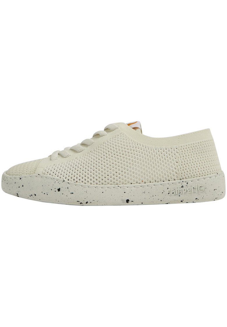Beige gestrickte Sneaker mit perforiertem Stoff, flachen Schnürsenkeln und gesprenkelter Gummisohle. Abgerundete Spitze und dezente Markenlogo seitlich.