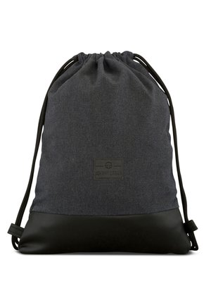 Mochila de cuerda de color gris oscuro con panel inferior negro y cordones negros, con un pequeño parche de logo rectangular en el centro delantero.