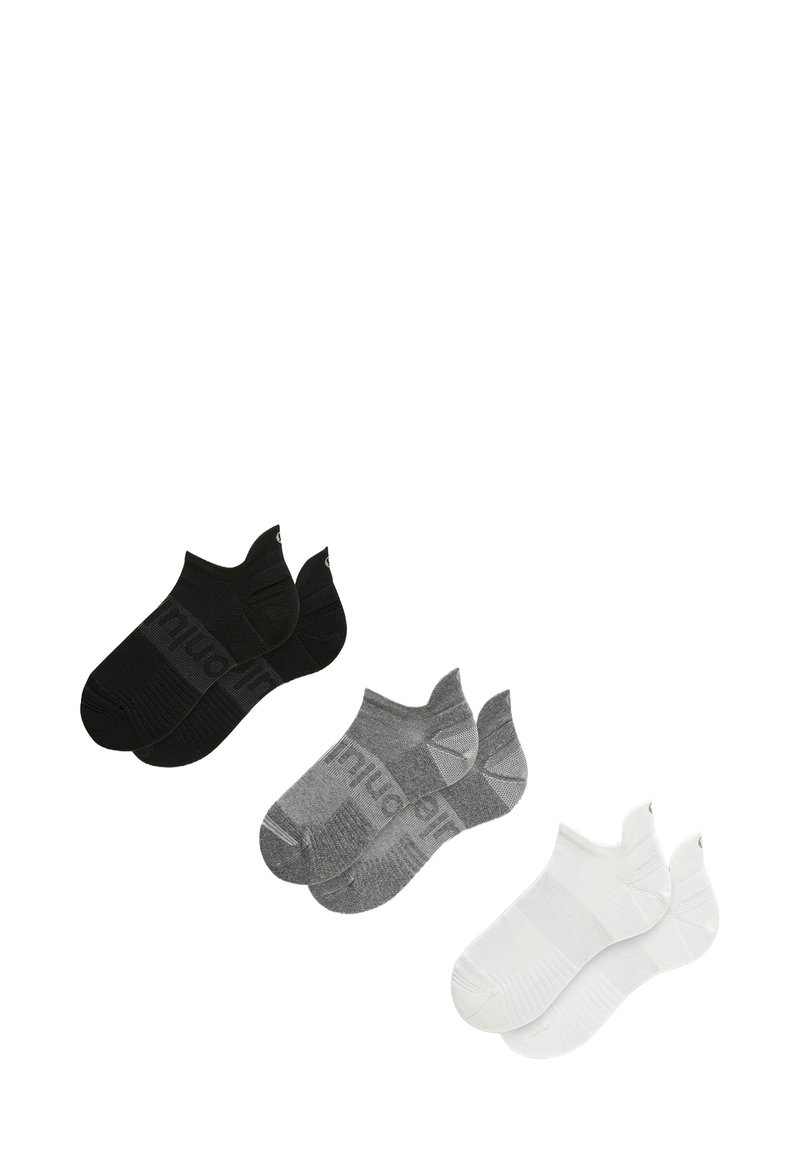 Drie paar sokken: één zwarte, één grijze met een patroon en één witte. Allemaal hebben ze een kort enkelontwerp en een gestructureerde afwerking.