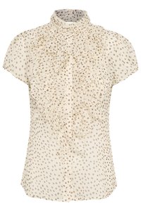 Cremefarbene Bluse mit einem gerafften hohen Kragen und kurzen Ärmeln, ausgestattet mit einem hellbraunen Punktenmuster und einer Knopfleiste vorne.