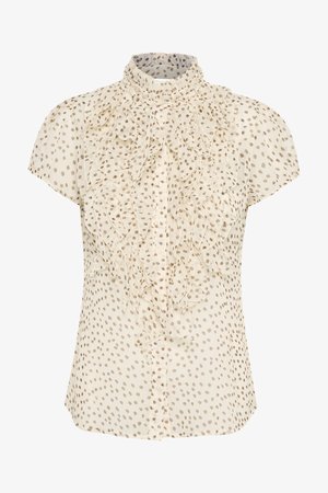 Blouse crème avec un col montant à volants et des manches courtes, présentant un motif à pois marron clair et une fermeture à boutons sur le devant.