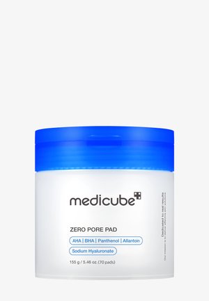 Contenitore rotondo e trasparente con coperchio blu; etichettato "Medicube Zero Pore Pad". Contiene 155 g di 70 dischetti; evidenzia ingredienti chiave come AHA e BHA.