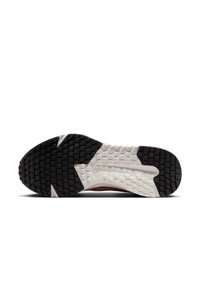 Suela de zapato de goma negra con patrón de agarre texturizado, entresuela blanca, con una curva hacia arriba en la sección de los dedos y un logotipo prominente.