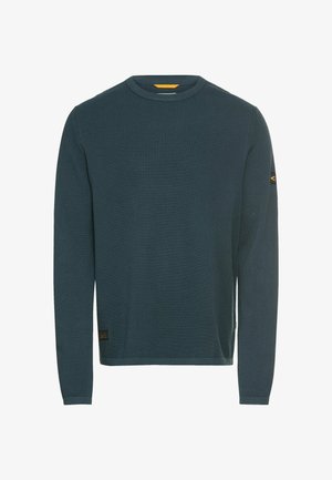 Dunkelblaugrüner Pullover mit langen Ärmeln, strukturiertem Strickmuster, Rundhalsausschnitt und einem Logo-Patch auf dem linken Ärmel. Schlichtes und lässiges Design.