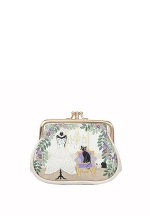 Petit porte-monnaie à fermoir brodé d'une robe de mariée blanche sur un mannequin, d'un chat noir sur une chaise violette, et de feuillages verts avec des fleurs violettes.