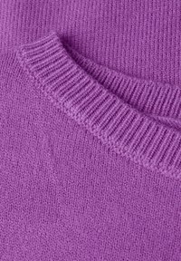 Paarse gebreide stof met een geribde halslijn. Soepele textuur, gelijkmatige stiksels en consistente kleur door het hele oppervlak. Close-up van de details van het kledingstuk.