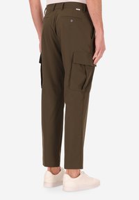 Pantaloni cargo verde oliva realizzati in tessuto leggero, con due ampie tasche laterali, chiusura con bottone e taglio dritto.