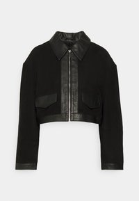Giacca nera corta con pannello frontale in pelle, ampio colletto e due tasche frontali. Realizzata con un mix di tessuto e pelle.
