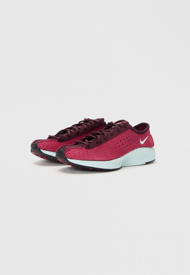 Zapatillas deportivas Nike en burdeos con detalles perforados, entresuela azul claro, suela negra y cordones a juego. Diseño de puntera redondeada.