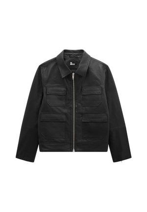 Chaqueta de cuero negro con cremallera frontal, cuatro bolsillos con tapa, mangas largas y un cuello clásico, etiquetada "The Kooples" en el interior.
