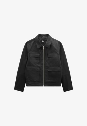 Zwarte leren jas met een voorrits, vier flapzakken, lange mouwen en een klassieke kraag, met het label "The Kooples" aan de binnenkant.