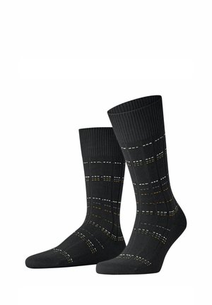 Paar schwarze Mid-Calf-Socken mit geripptem Bündchen und dünnen horizontalen Streifen in Weiß, Grau und Gelb.