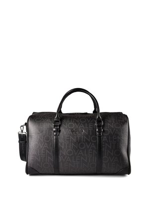 Bolsa duffel de cuero negro con patrón repujado "Valentino", asas dobles y correa de hombro desmontable con marca "Valentino".
