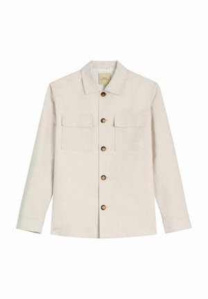 Beżowa koszula-dżinsówka z długim rękawem, z kołnierzem w szpic, dwoma przednimi kieszeniami z klapkami oraz pięcioma guzami z masy perłowej pośrodku.