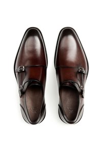 Scarpe da dress in pelle marrone con un design elegante, dotate di punta arrotondata e di una fibbia decorativa sul lato. Finitura liscia e cuciture minime.