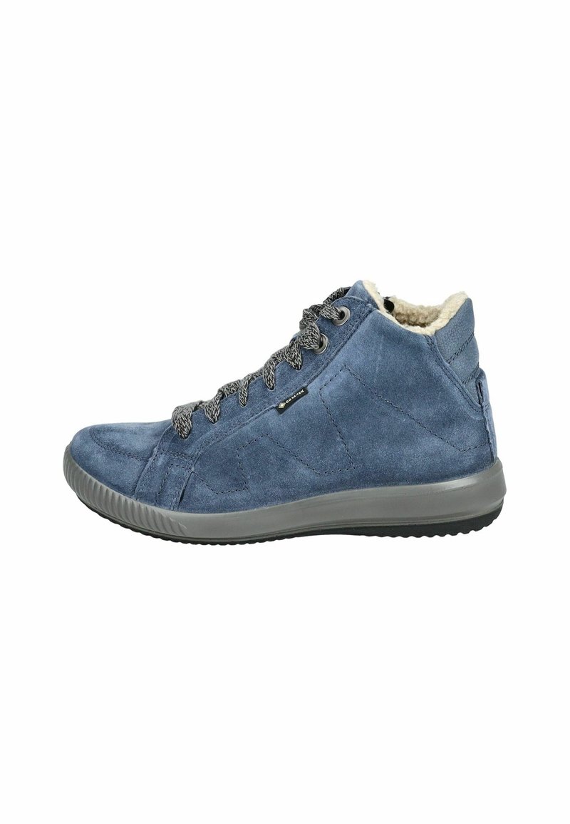 Basket montante en daim bleu avec une semelle en caoutchouc grise. Dotée de lacets gris et d'une doublure intérieure douce. Détails sur le panneau latéral présents.