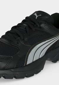 Μαύρο αθλητικό παπούτσι Puma με υφή στο σχέδιο, ασημί πλαϊνή ρίγα, επενδυμένη γλώσσα και παχιά λαστιχένια σόλα.