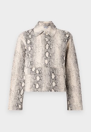Veste raccourcie en imprimé serpent beige et noir. Dotée d'un col, d'une fermeture éclair sur le devant et de deux poches avant. Tissu texturé.