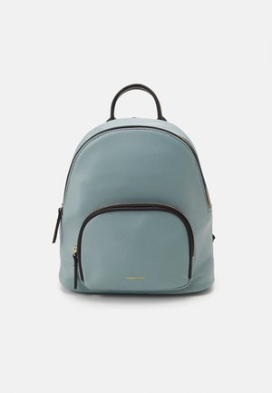 Lyseblå rygsæk med sort lynlåskant, forlomme og topgreb på en lysegrå baggrund.