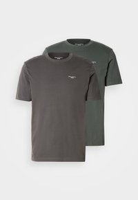 Två crew-neck t-shirts i mörkgrå och olivgrön, tillverkade av mjuk bomull, med en liten logotyp på bröstet. Korta ärmar.