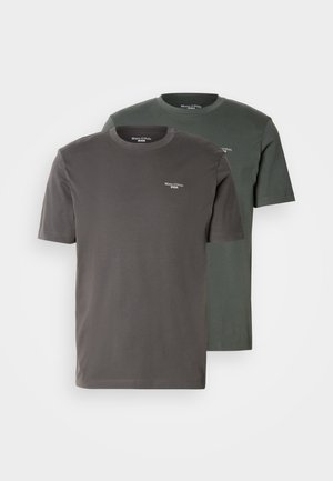 Zwei Rundhals-T-Shirts in Dunkelgrau und Olivgrün, aus weicher Baumwolle, mit einem kleinen Logo auf der Brust. Kurze Ärmel.