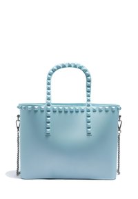 Borsa a spalla in gomma blu con borchie a piramide lungo le maniglie e il bordo superiore, rifinita con un dettaglio in catena argentata su un lato.