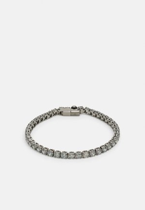 Silberne Armbänder mit einem verbundenen Design aus klaren rechteckigen und runden Kristallen. Sichere Verschlussklammer mit polierter Oberfläche.