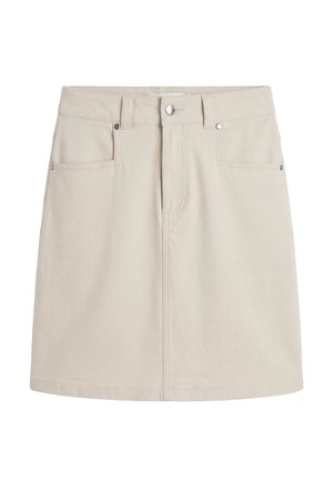 Minifalda beige de línea en A con cierre de botones y cremallera frontal, trabillas para cinturón y dos bolsillos delanteros con detalles de remaches.