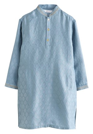 Camisa étnica azul claro de manga larga con patrón sutil de hojas, cuello mao, tres botones delanteros y adorno bordado en oro en el cuello y los puños.