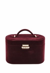 Bordowe welurowe pudełko o zaokrąglonym kształcie, z zapięciem z pozłacanego metalu i górnym uchwytem. Gładka faktura z lekko refleksyjną powierzchnią.