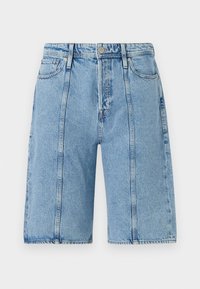 Șorturi din denim de culoare albastru deschis, cu tăietură dreaptă, design cu cinci buzunare și decolorare subtilă, cu nasturi metalici și accente de cusătură.