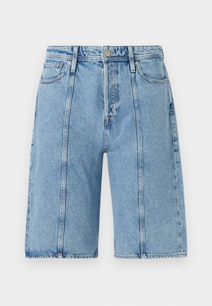 Világoskék farmer sort, egyenes szabással, öt zsebes kialakítással és diszkrét kopással, fémből készült gombokkal és varrási részletekkel.