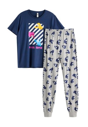 Marineblauw T-shirt met korte mouwen, voorzien van een afbeelding van meerkleurige cartoonvogels en tekst. Grijze pyjamabroek met een herhaald patroon van blauwe vogels.