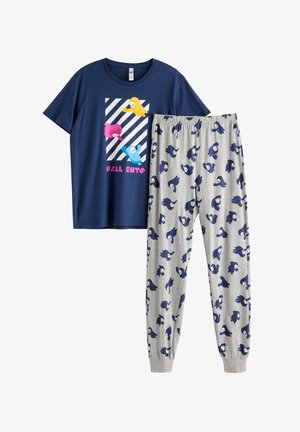 Φανελάκι ναυτικού μπλε με κοντό μανίκι, με πολύχρωμα καρτούν πουλιά και κείμενο. Γκρι πυτζάμες με επαναλαμβανόμενο μοτίβο από μπλε πουλιά.