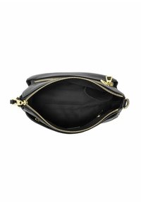Otwarte czarne torebka na ramię z złotym suwakiem, ukazująca pusty środek z jedną kieszonką, na białym tle.